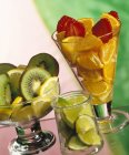 Stücke frischer Früchte in Gläsern — Stockfoto