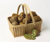 Kiwi frutas en cesta - foto de stock