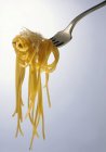 Спагетти с пармезаном на вилке — стоковое фото