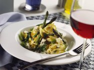 Pasta de cinta con espárragos verdes y gorgonzola - foto de stock