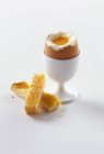 Частково з'їдене варене яйце — стокове фото