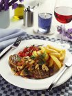 Gegrilltes Steak mit Kartoffelchips — Stockfoto