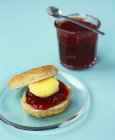 Scone with strawberry jam — Stock Photo