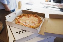 Pizza Margherita im Karton — Stockfoto