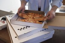 L'homme prend un morceau de pizza — Photo de stock