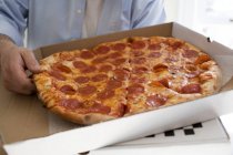 Uomo che tiene la scatola della pizza — Foto stock