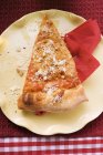 Pièce de pizza Margherita — Photo de stock
