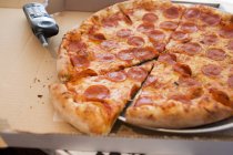 Pizza pepperoni dans une boîte à pizza — Photo de stock