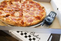 Pizza al salame piccante in scatola di pizza — Foto stock