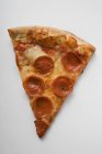 Pezzo di pizza al salame piccante — Foto stock