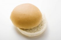 Pão de hambúrguer cortado pela metade — Fotografia de Stock