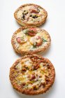 Trois mini-pizzas différentes — Photo de stock