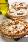 Три разные мини-пиццы — стоковое фото