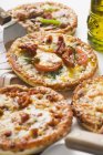 Drei verschiedene Mini-Pizzen — Stockfoto