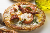 Міні-піца з помідорами — стокове фото