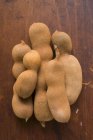 Tamarinde su fondo di legno — Foto stock