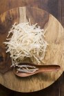 Produkt aus Tapiokastärke auf Holztisch mit Kochlöffel — Stockfoto