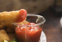 Dito di pesce con ketchup — Foto stock