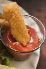 Fischfinger mit Ketchup — Stockfoto