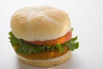 Курячий бургер з помідорами та салатом — стокове фото