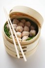Bolas de camarão em vapor de bambu — Fotografia de Stock