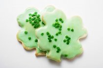 Shamrock biscuits with green icing — Stock Photo
