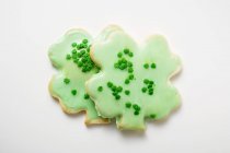 Shamrock biscuits with green icing — Stock Photo