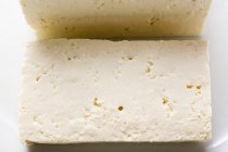 Ломтик тофу на белой тарелке — стоковое фото