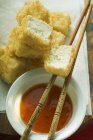 Cubos de tofu empanados - foto de stock