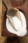 Сіль в дерев'яній мисці — стокове фото