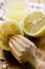 Лимоны с цитрусовым прессом — стоковое фото