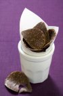 Curvas de chocolate com nozes picadas — Fotografia de Stock