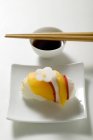 Sushi nigiri com frango e manga — Fotografia de Stock
