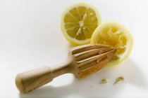 Zitronen mit Zitruspresse — Stockfoto