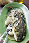 Pesce con aglio ed erbe aromatiche — Foto stock