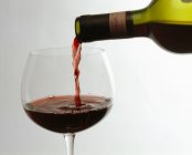 Verter vino tinto - foto de stock