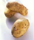 Три итальянских картофеля Spunta — стоковое фото