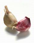 Unpeeled garlic cloves — Stock Photo