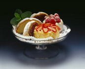 Zwei kleine Kuchen mit Beeren — Stockfoto