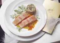 Персиковый лосось и рис — стоковое фото