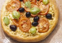 Pizza mit Oliven und Tomaten — Stockfoto