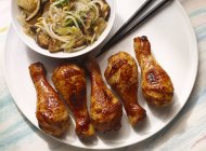 Pernas de frango fritas com macarrão chinês — Fotografia de Stock
