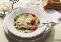 Truthahn-Gemüsesuppe auf weißem Teller mit Löffel — Stockfoto