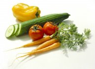 Variedad de verduras - pepino, carot, pimienta y hierbas sobre fondo blanco - foto de stock
