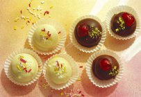 Cioccolato bianco e fondente Petit fours — Foto stock