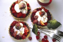 Berry tartlets with raspberries — Stock Photo