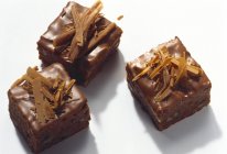 Brownies con glaseado de chocolate y caramelo - foto de stock