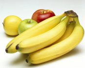 Bananes mûres et pommes fermées — Photo de stock