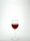 Vaso de vino tinto alto lleno - foto de stock