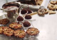 Pralinas, Cookies e Chocolate — Fotografia de Stock
